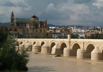 Stadtansicht Córdoba – Römerbrücke und Mezquita im Licht des Südens