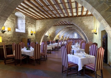 Restaurant des Parador de Cardona im ehemaligen Refektorium mit Galerie von Spitzbögen – regionale Gastronomie
