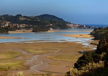 Blick auf die Flussmündung bei Mundaka im Biosphärenreservat Urdaibai, Baskenland, Spanien.