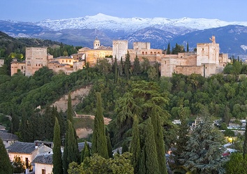 Granada erleben: Parador mit Blick auf die Alhambra