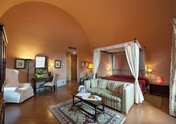 Suite im Parador de Cardona mit vier‐Poster-Bett, Marmorbadezimmer und mittelalterlichem Flair