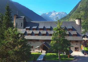 Parador de Arties im Val d’Aran mit Blick auf die Pyrenäen, traditionelles Steinhaus mit Schieferdach