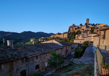 Sos del Rey Católico begeistert mit steinernen Gassen, romanischen Kirchen und dem Parador im Herzen des mittelalterlichen Dorfes – Kulturreise durch Aragón.