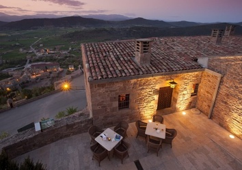 Ausblick vom Parador de Cardona über das Tal des Flusses Cardener und die Salzberge von Cardona