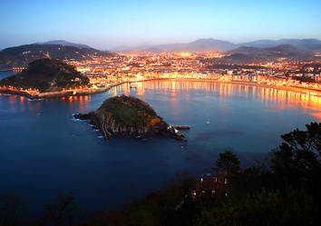Blick auf die Bucht La Concha in San Sebastián, Spanien, mit eleganter Strandpromenade und Atlantikküste.
