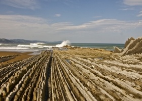 Eindrucksvolle Atlantikküste bei Zumaia in Nordspanien mit den charakteristischen Flysch-Formationen.
