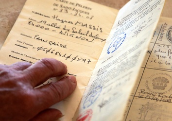 Detailaufnahme eines gestempelten Pilgerausweises, Voraussetzung für die Compostela-Urkunde