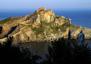 Blick auf die Felseninsel San Juan de Gaztelugatxe mit der Kapelle San Juan Bautista an der bizkainischen Küste in Nordspanien.