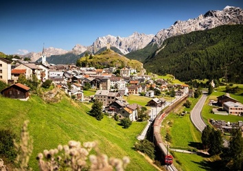 RhB-Zug auf dem Weg von Tiefencastel nach Bergün, eingebettet in das alpine Albulatal, Schweiz