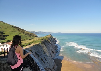 Wanderer auf dem Küstenweg entlang der Flysch-Klippen bei Zumaia im Baskenland, Spanien, mit Blick auf den Atlantik.  Bild 2