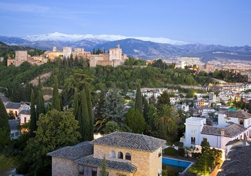 Blick vom historischen Stadtviertel Albaicín auf die Alhambra in Granada, UNESCO-Welterbe